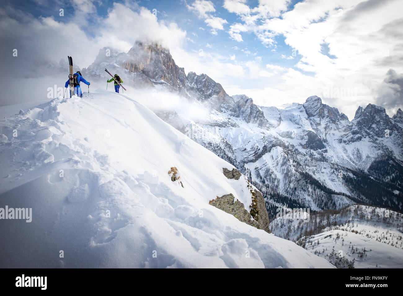 Zwei Männer Powder Skiing in Dolomiten, Italien Stockfoto