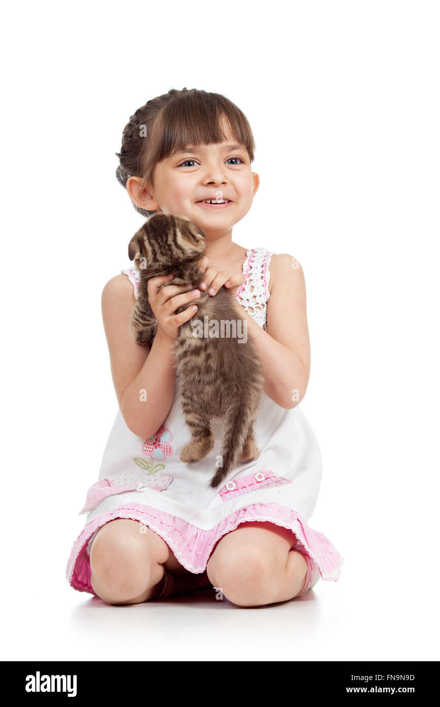 glückliches Kind spielt mit Katze Kätzchen Stockfoto