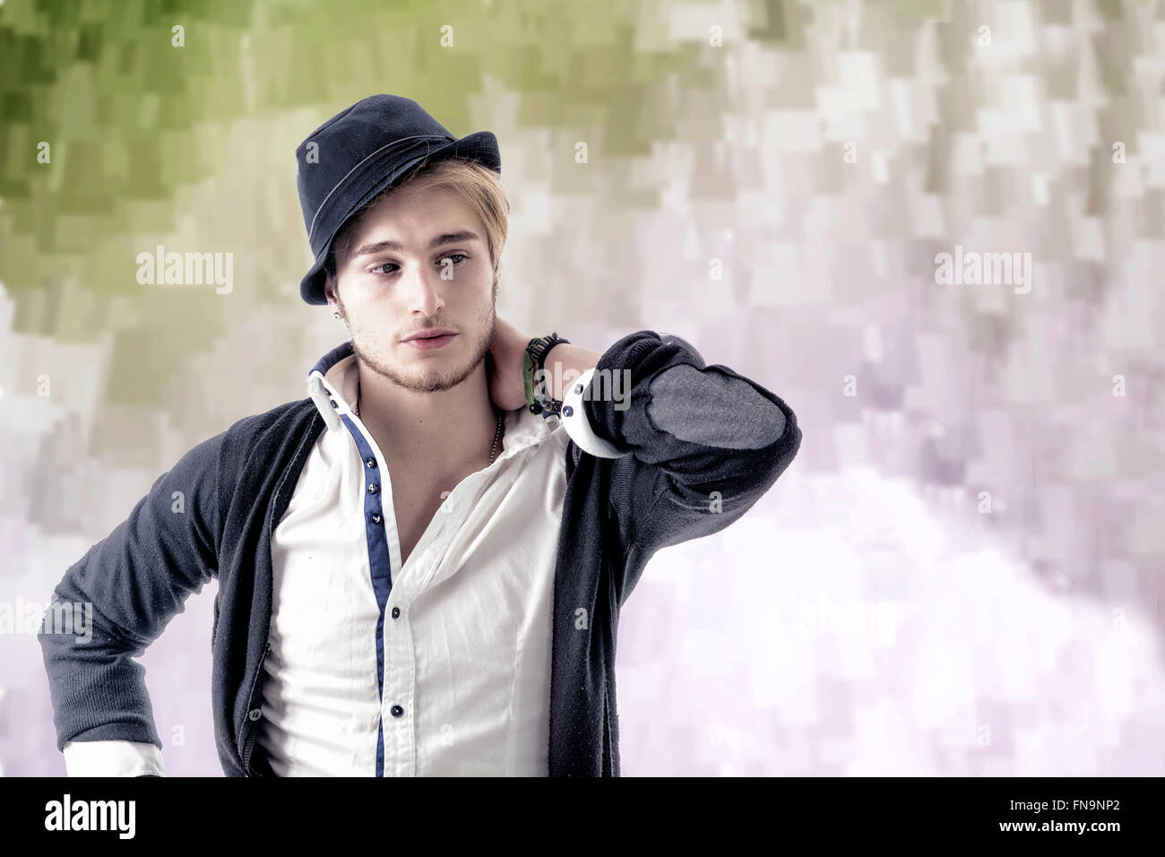 Porträt der schönen blonden Jüngling, blaue Augen, auf bunten abstrakten Hintergrund Stockfoto