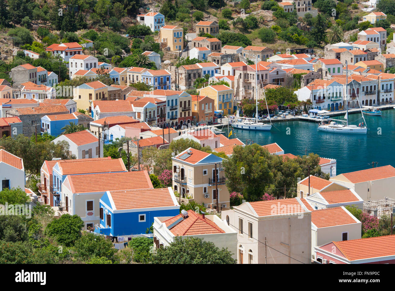 Kastellorizo, Rhodos, südliche Ägäis, Griechenland. Blick über geflieste Dächer zum Hafen. Stockfoto