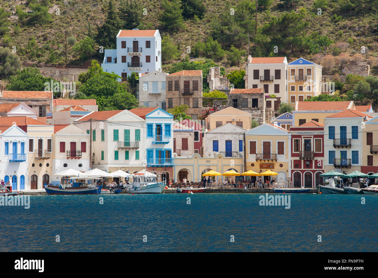 Kastellorizo, Rhodos, südliche Ägäis, Griechenland. Blick über den Hafen, bunten Häusern. Stockfoto
