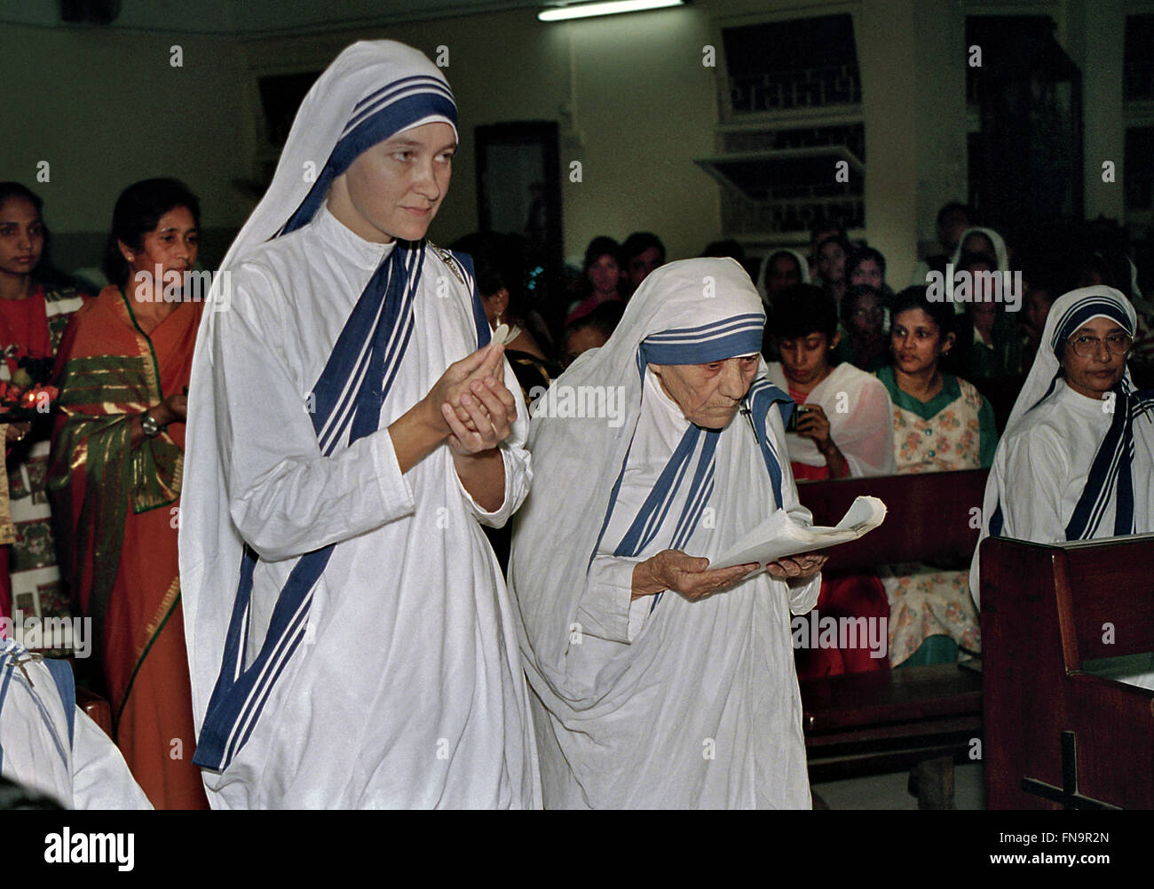 Mutter Teresa hat handschriftliche Gelübde der Schwestern unter ihre ewigen Gelübde auf die Missionarinnen der Nächstenliebe. Stockfoto