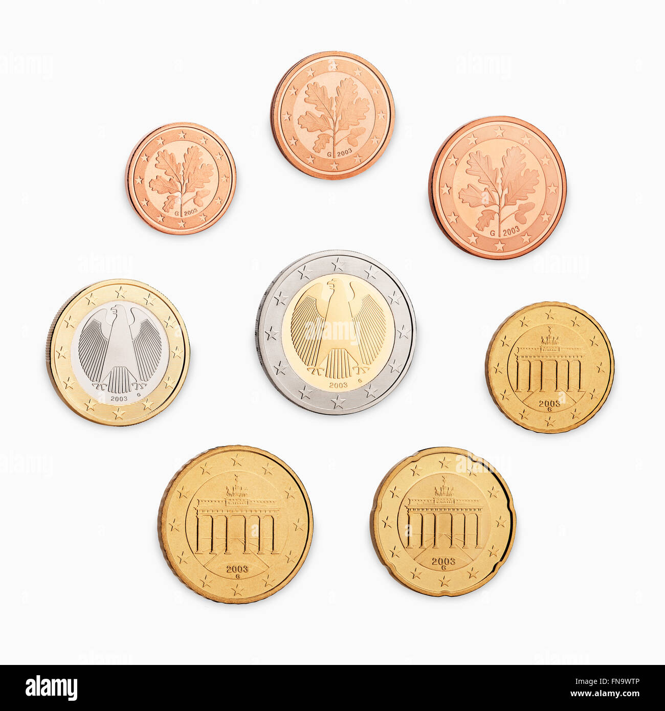 Ein Haufen Geld Münzen auf weißem Hintergrund Stockfoto