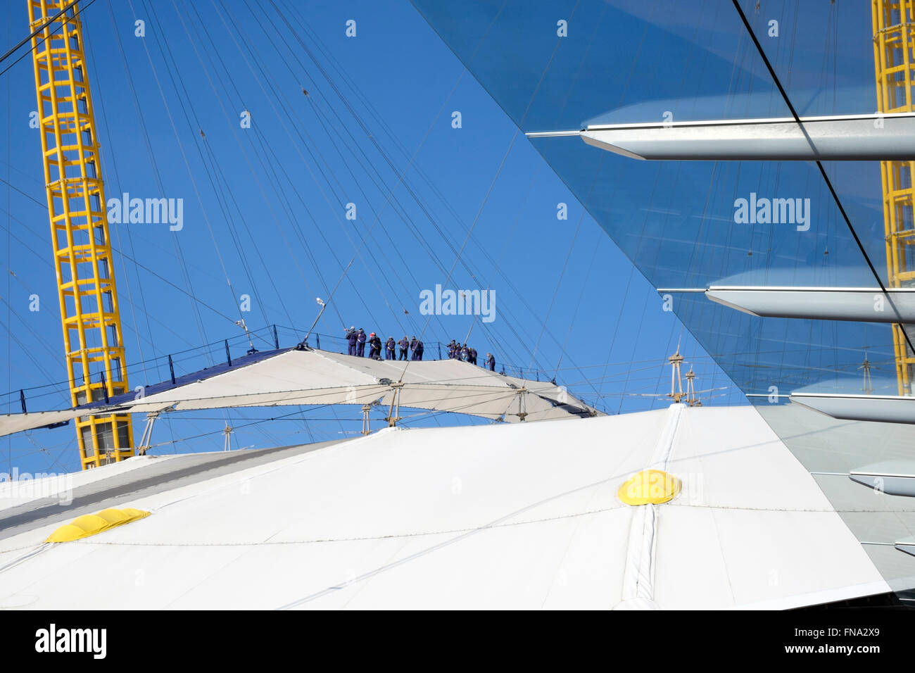 Touristen auf dem Dach gehen an die O2, Greenwich, London, früher bekannt als Millennium Dome. Stockfoto