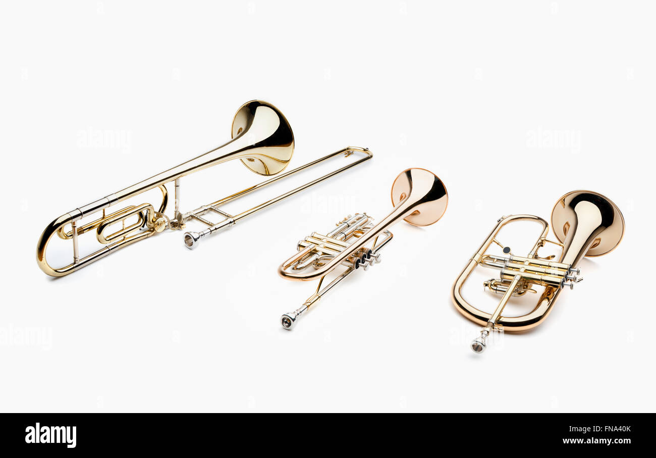 Eine Gruppe von Messing Musikinstrumente auf einem weißen Hintergrund, umfassen, Trompete, Posaune, Flügelhorn, Waldhorn Stockfoto