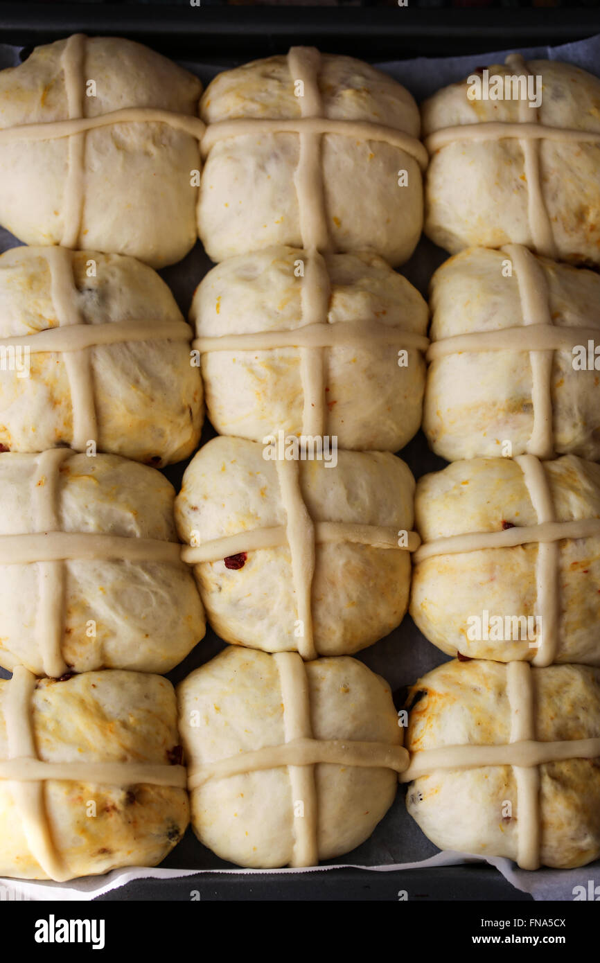 Ungebrannten Hot Cross buns Stockfoto
