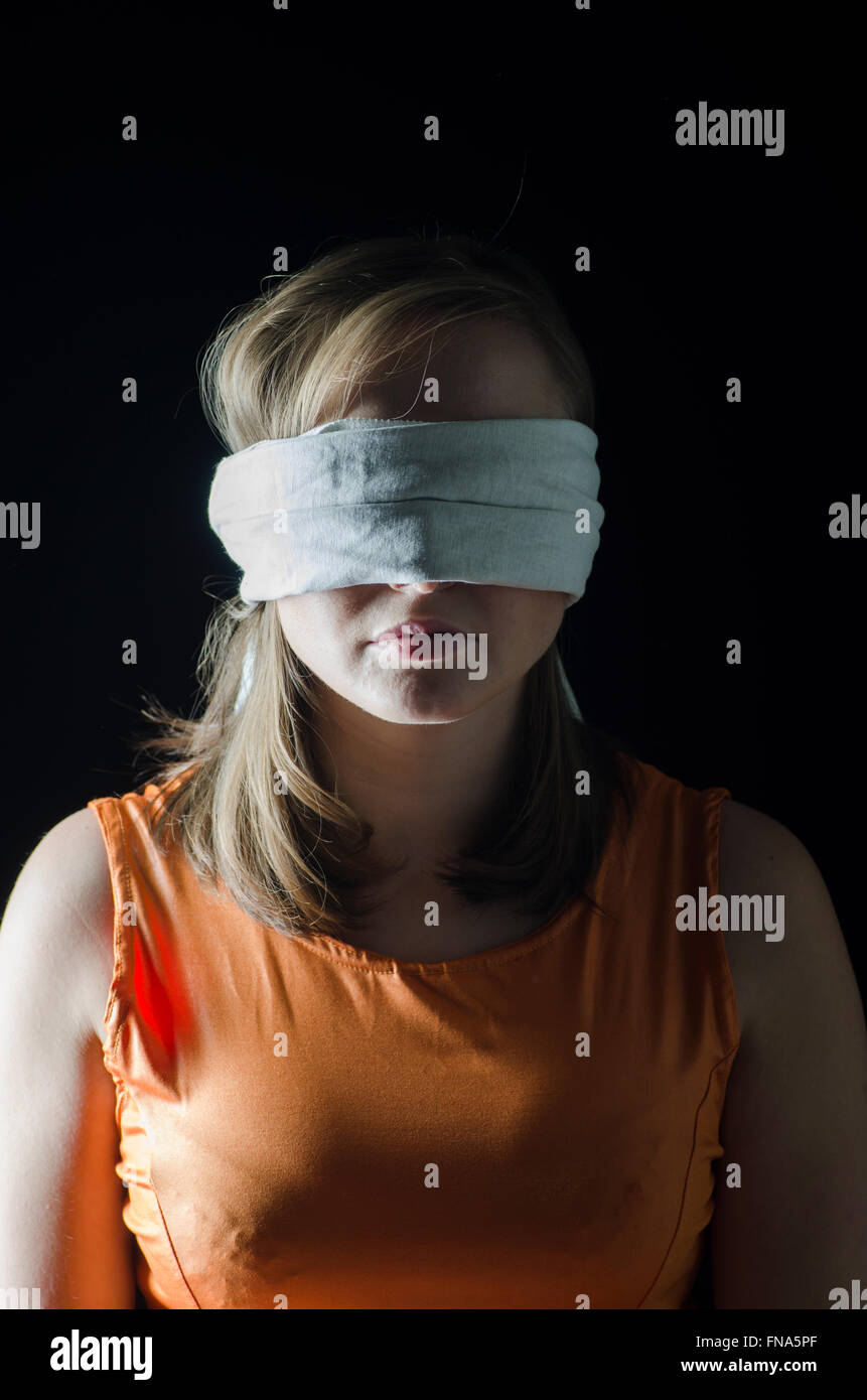 Blindfolded Fotos Und Bildmaterial In Hoher Auflösung Alamy 