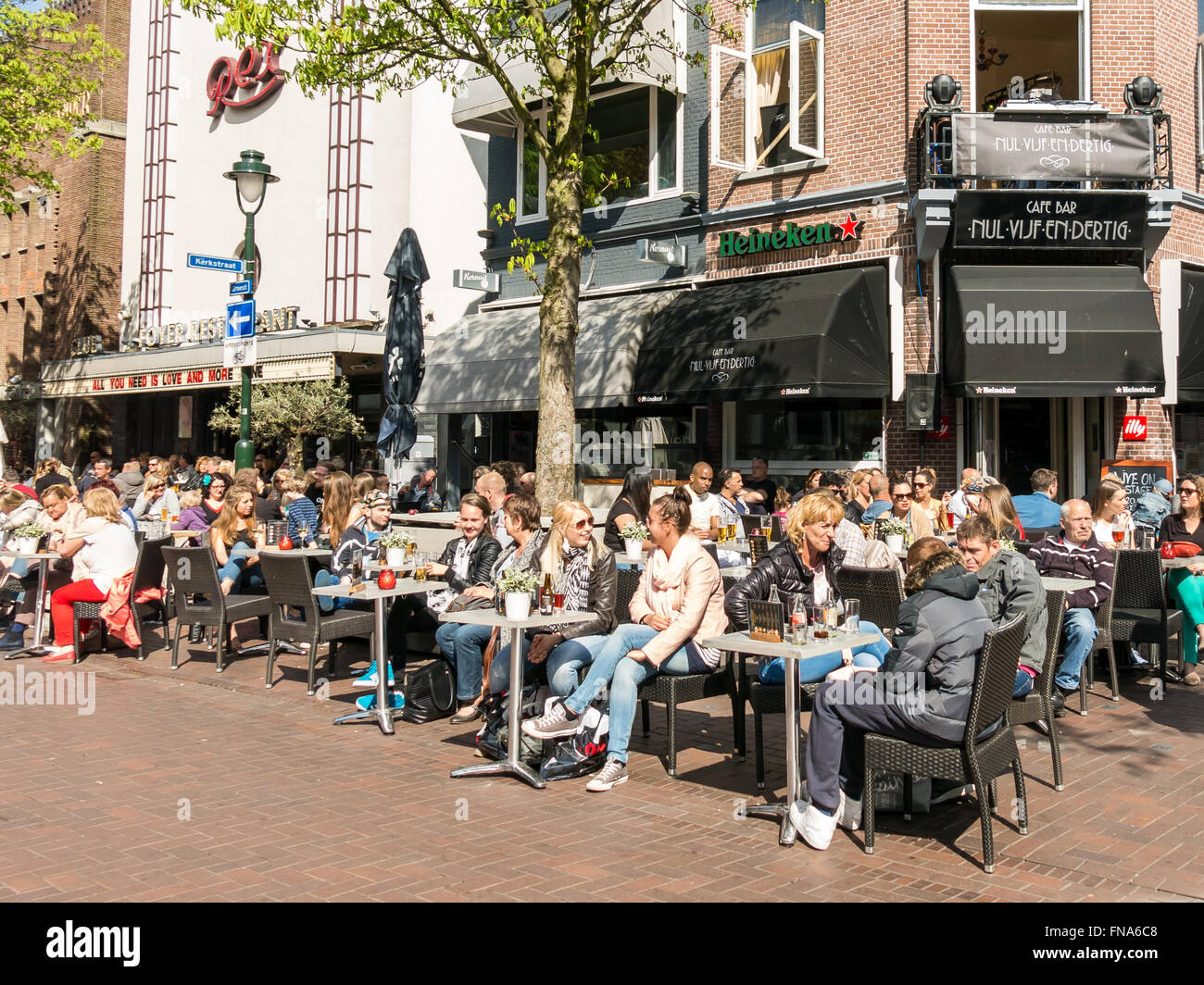 Menschen, eine Pause und genießen Sie einen Drink auf der Terrasse des Café-Bar-Restaurant am Groest in Hilversum, Niederlande Stockfoto