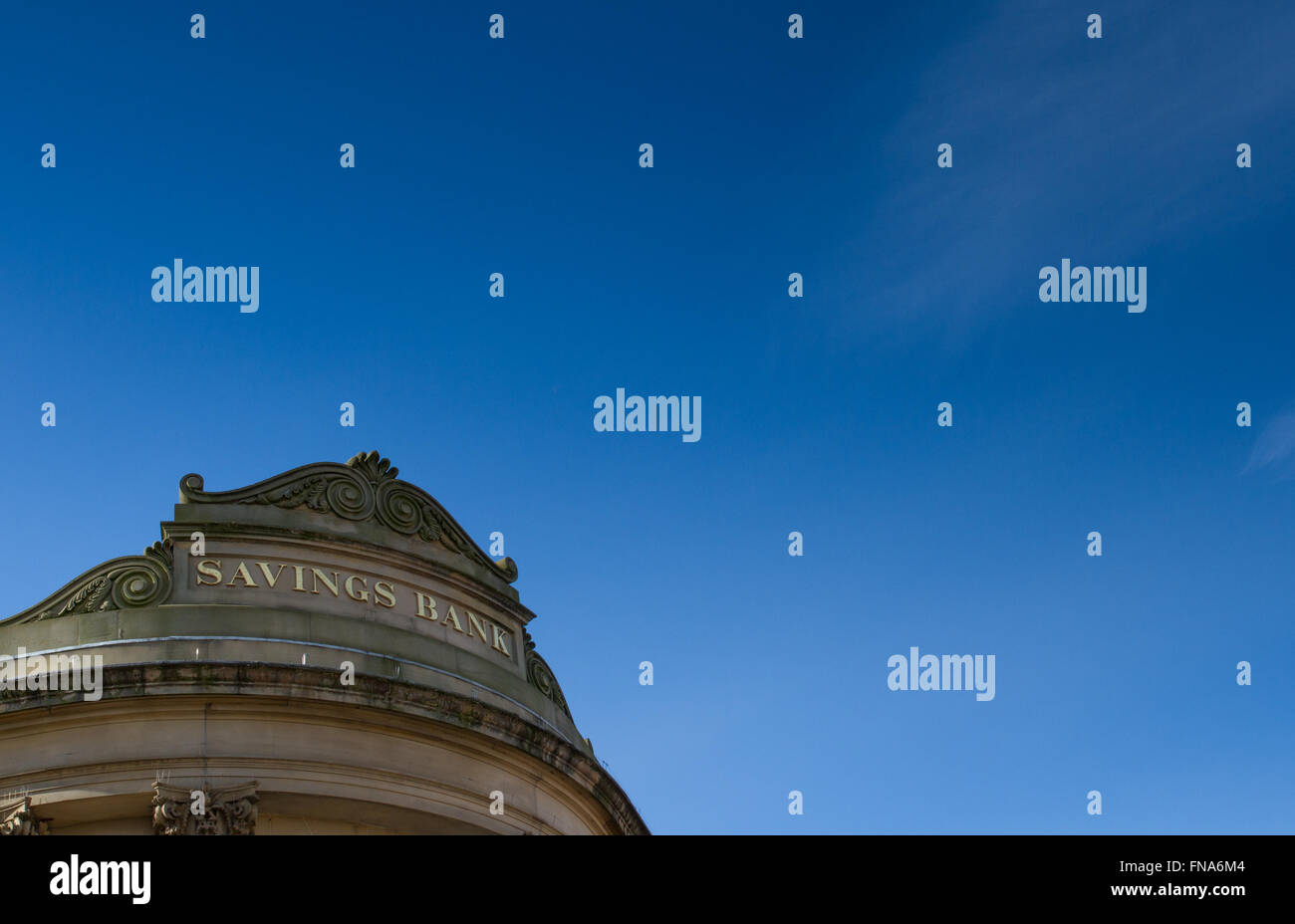 Eine Sparkasse unterzeichnen auf der Außenseite eines alten Financial Bank Gebäude. blue sky für Kopieren. Stockfoto
