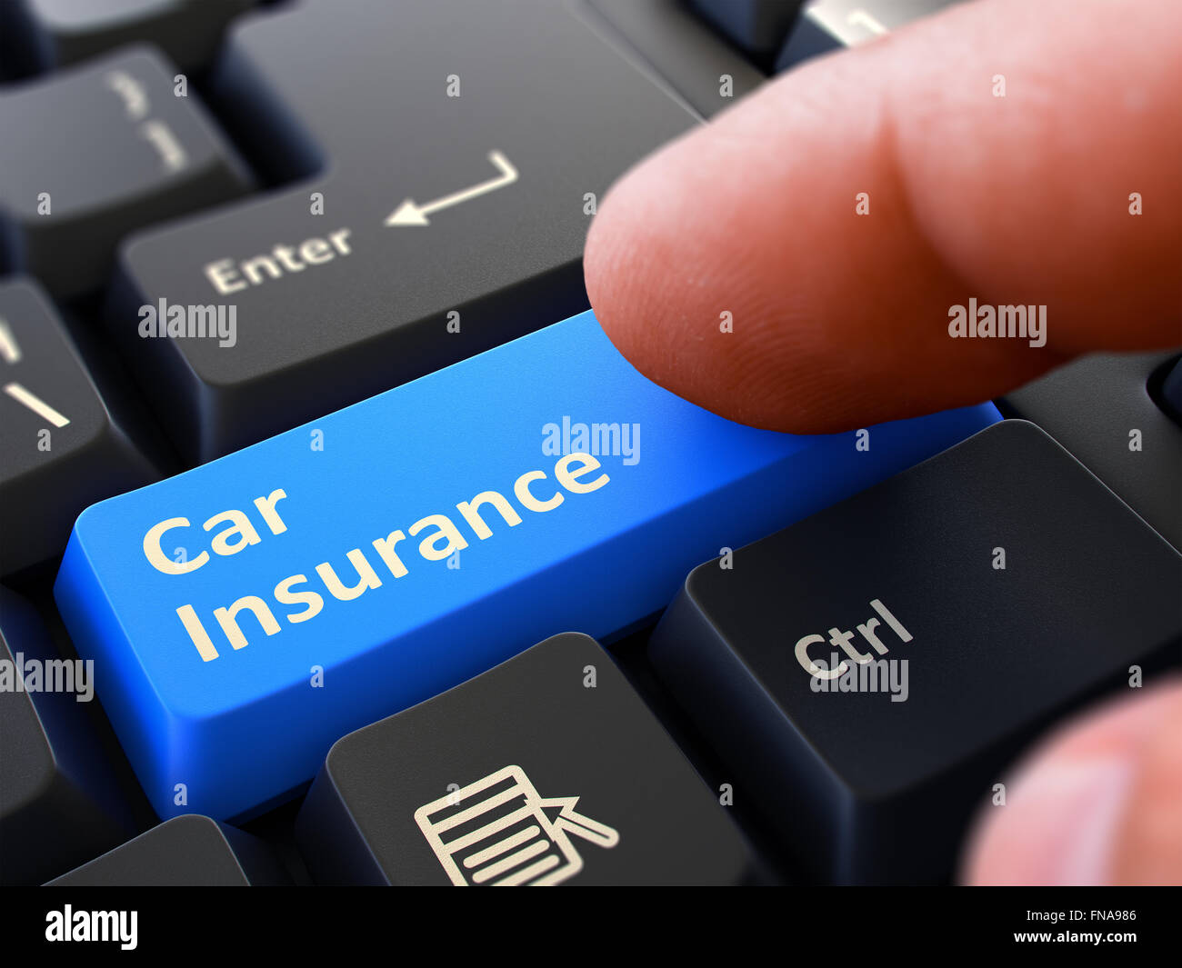 Blaue Taste-Kfz-Versicherung drücken auf schwarzen Tastatur. Stockfoto