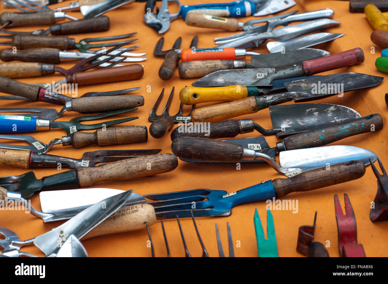 Garten Werkzeuge Auswahl Gabel Spaten Gabeln Spaten kleine Hand Größe Holzgriff auf Carboot Verkauf in Bath, Großbritannien. Stockfoto