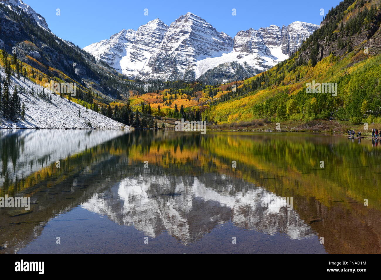 Herbst-Bergsee - Herbst-Blick auf Schnee beschichtet, Maroon Bells und glasklaren See Maroon, Aspen, Colorado, USA. Stockfoto