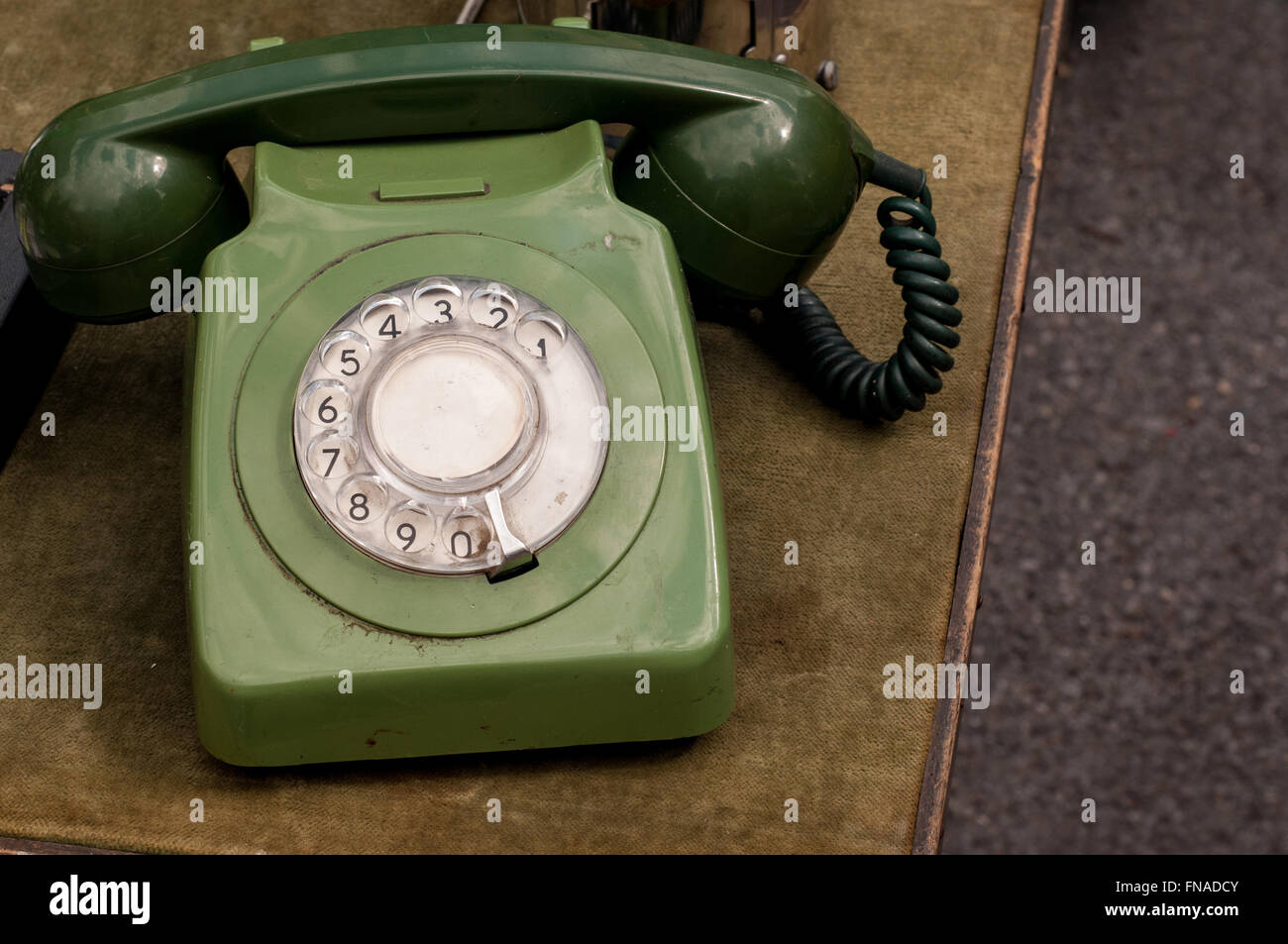 Alte Vintage Wählscheibe grüne Telefon auf einem Marktstand am Carboot Sale in Bath, Großbritannien. Stockfoto