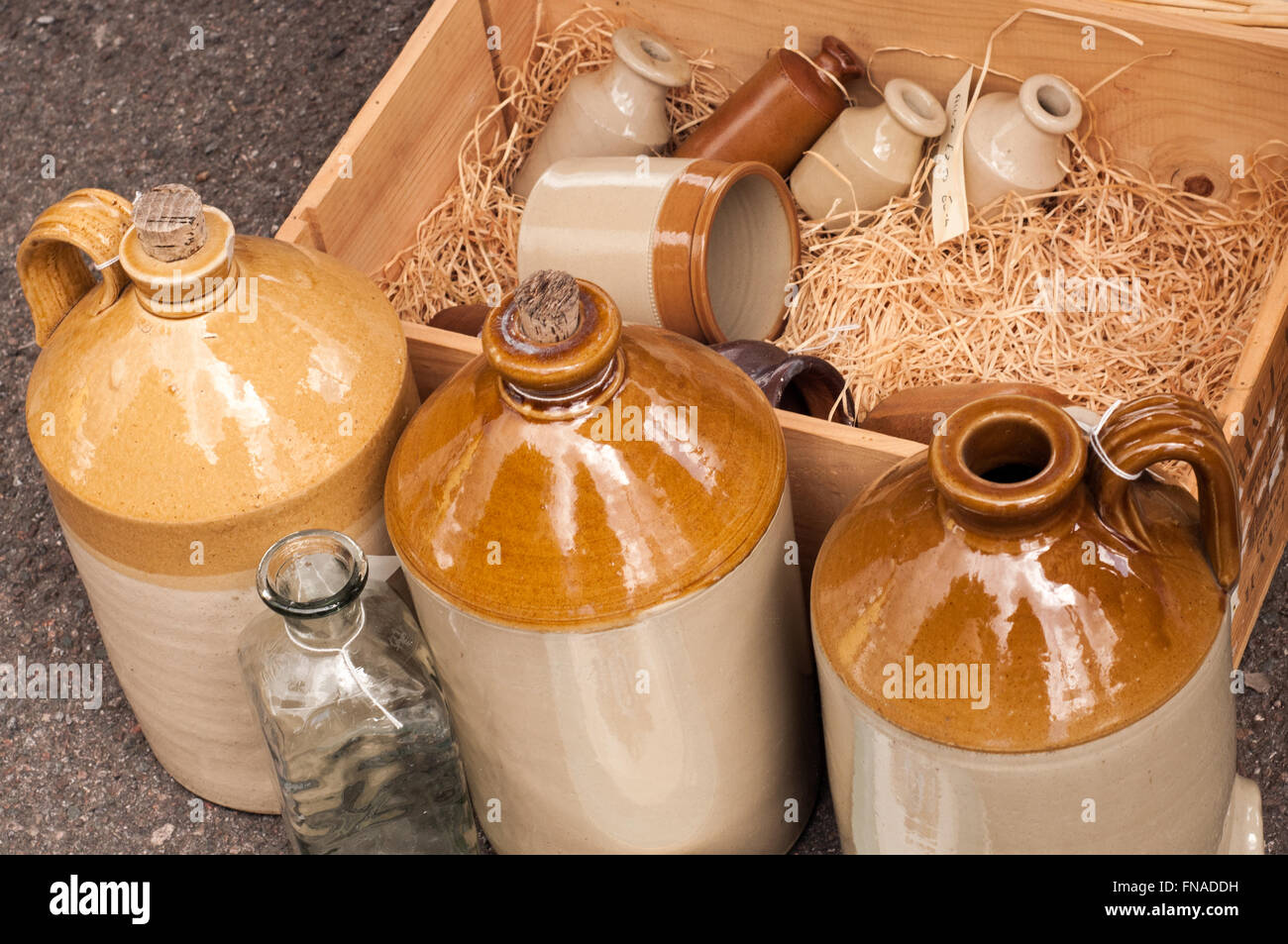 Keramik Porzellan Keramik Tontöpfe Gläser Flaschen in Stroh und Peddigrohr Korb bei Carboot Verkauf in Bath, Großbritannien. Stockfoto