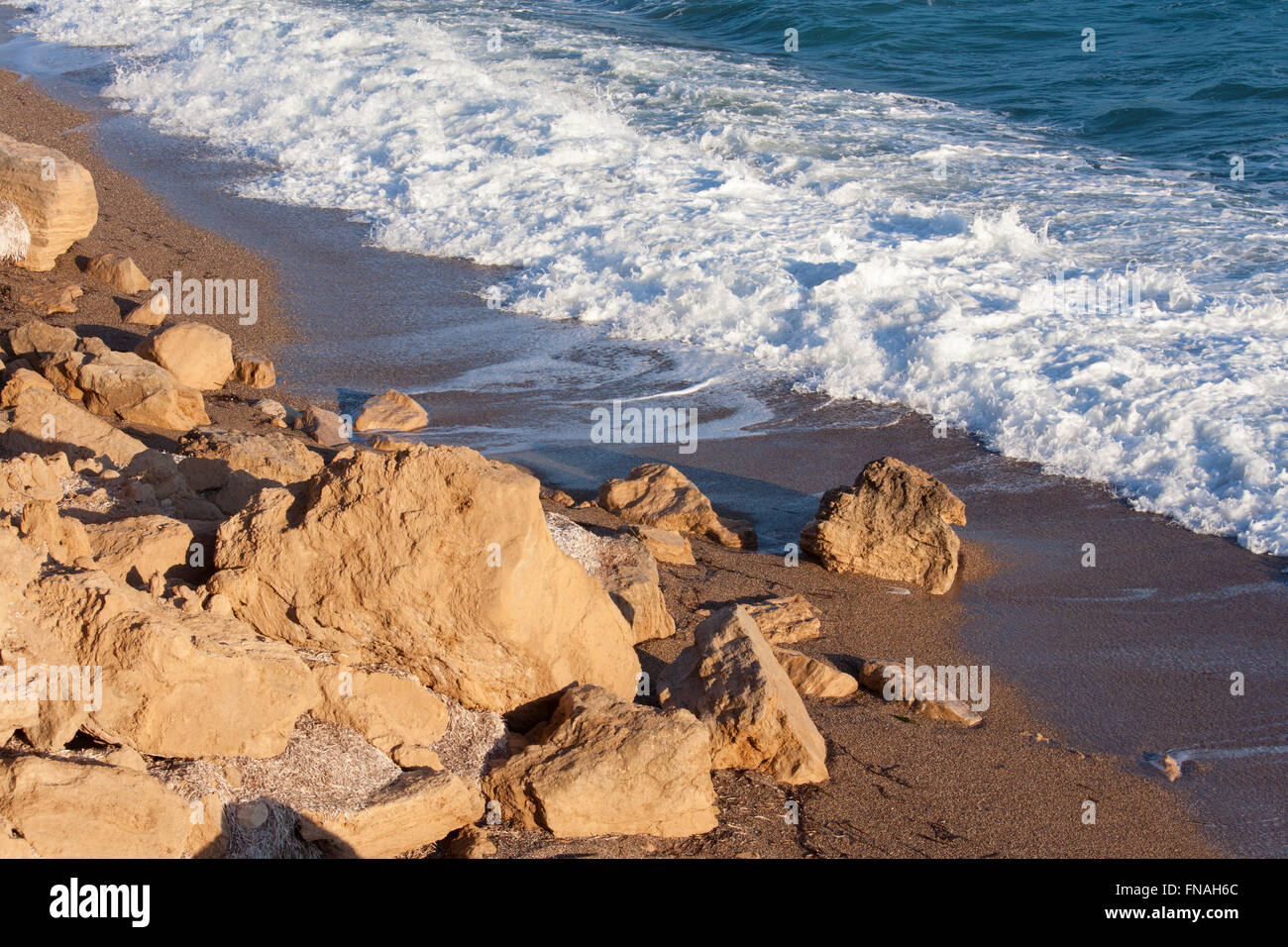 Monolithos, Rhodos, südliche Ägäis, Griechenland. Wellen brechen sich am sandigen Strand am Kap Fourni. Stockfoto