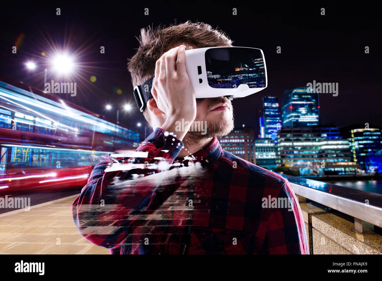 Doppelbelichtung, Mann mit virtual-Reality-Brille, Nacht Stadt Stockfoto