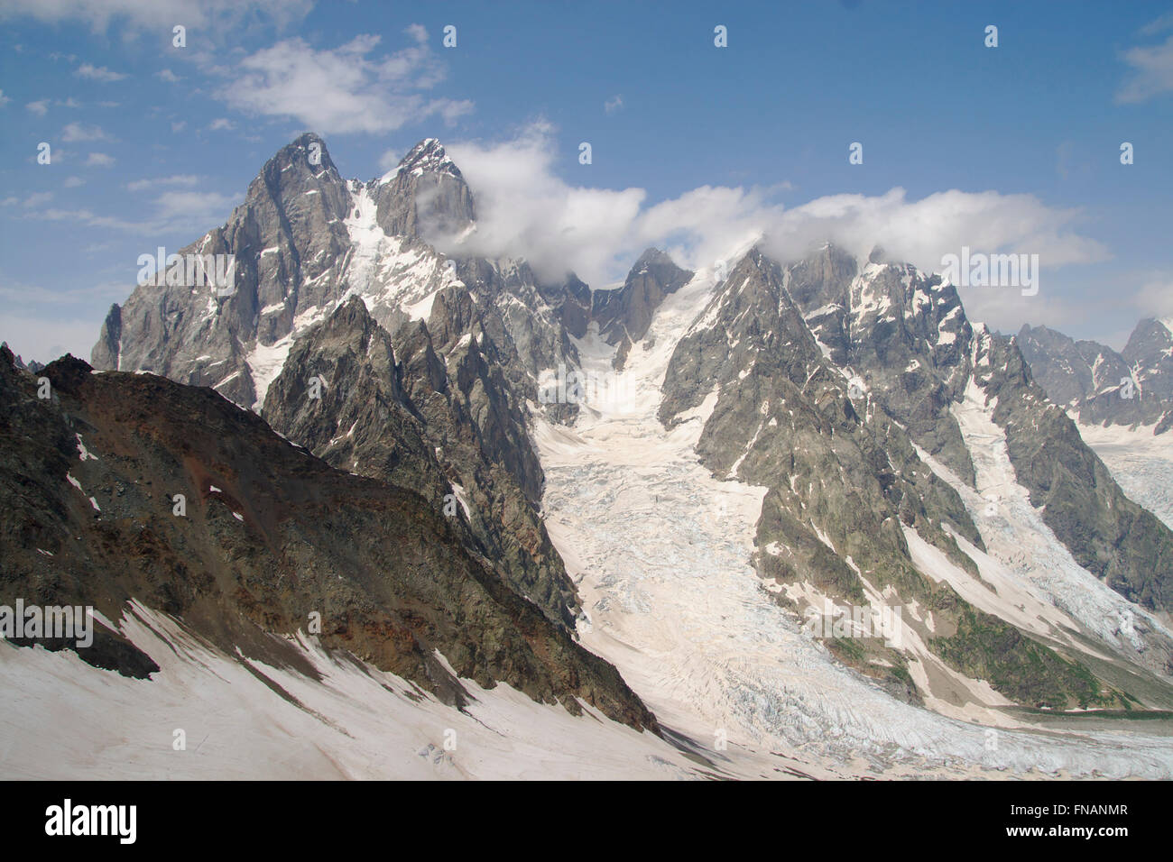 Berg Uschba und Chatin Tau aus Coruldi Ridge in der Nähe von Mestia, großer Kaukasus, Swanetien, Georgia Stockfoto