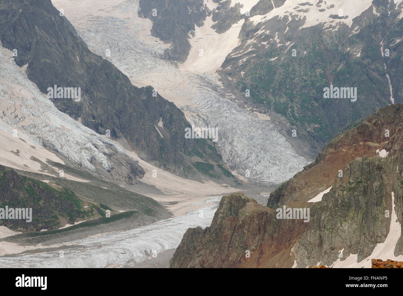 Chalati Gletscher gesehen von Coruldi Ridge, in der Nähe von Mestia, großer Kaukasus, Swanetien, Georgia Stockfoto