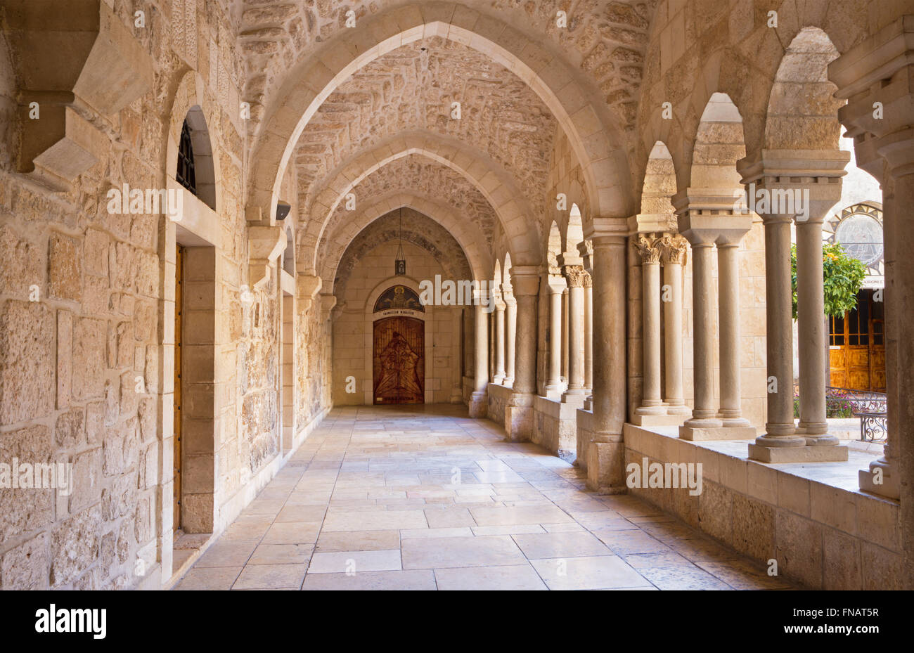 BETHLEHEM, ISRAEL - 6. März 2015: Die gotische Korridor des Atriums in der Kirche St. Catharine. Stockfoto