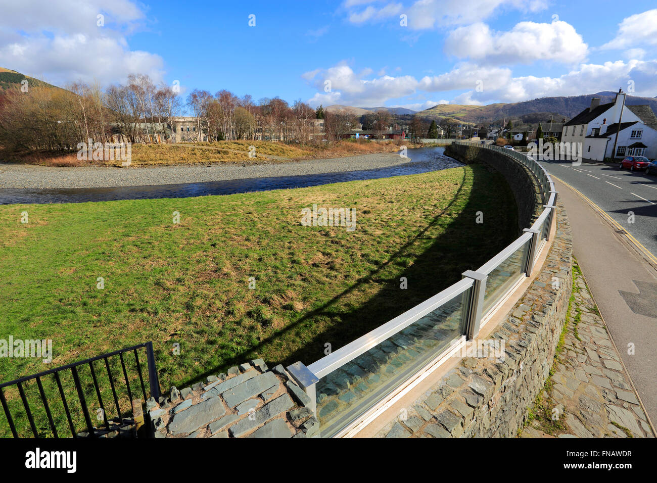 Flut, Abwehrkräfte, Fluss Greta, Keswick Town, Nationalpark Lake District, Cumbria County, England, UK Stockfoto