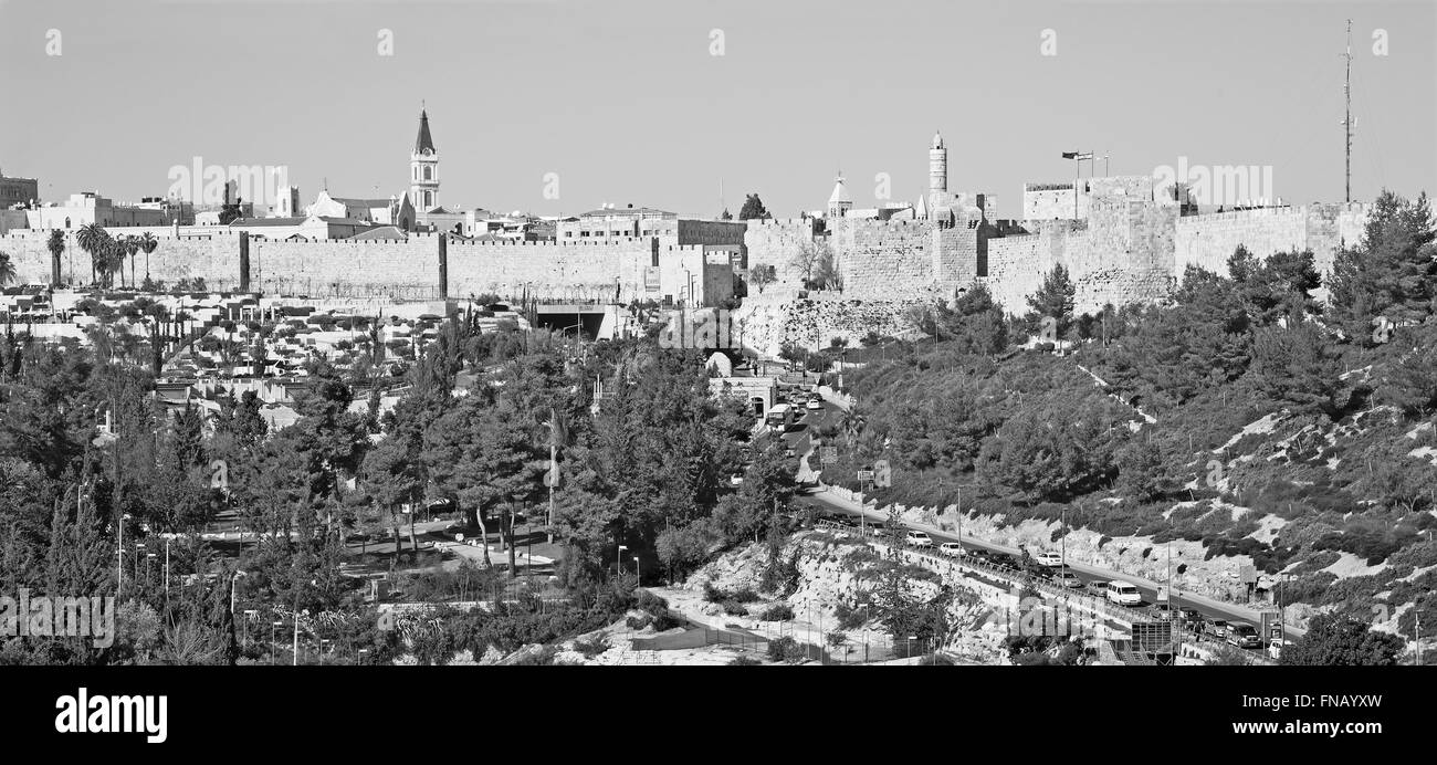 JERUSALEM, ISRAEL - 6. März 2015: Der Turm Davids und West Teil der alten Stadtmauer und Teddy Park. Stockfoto
