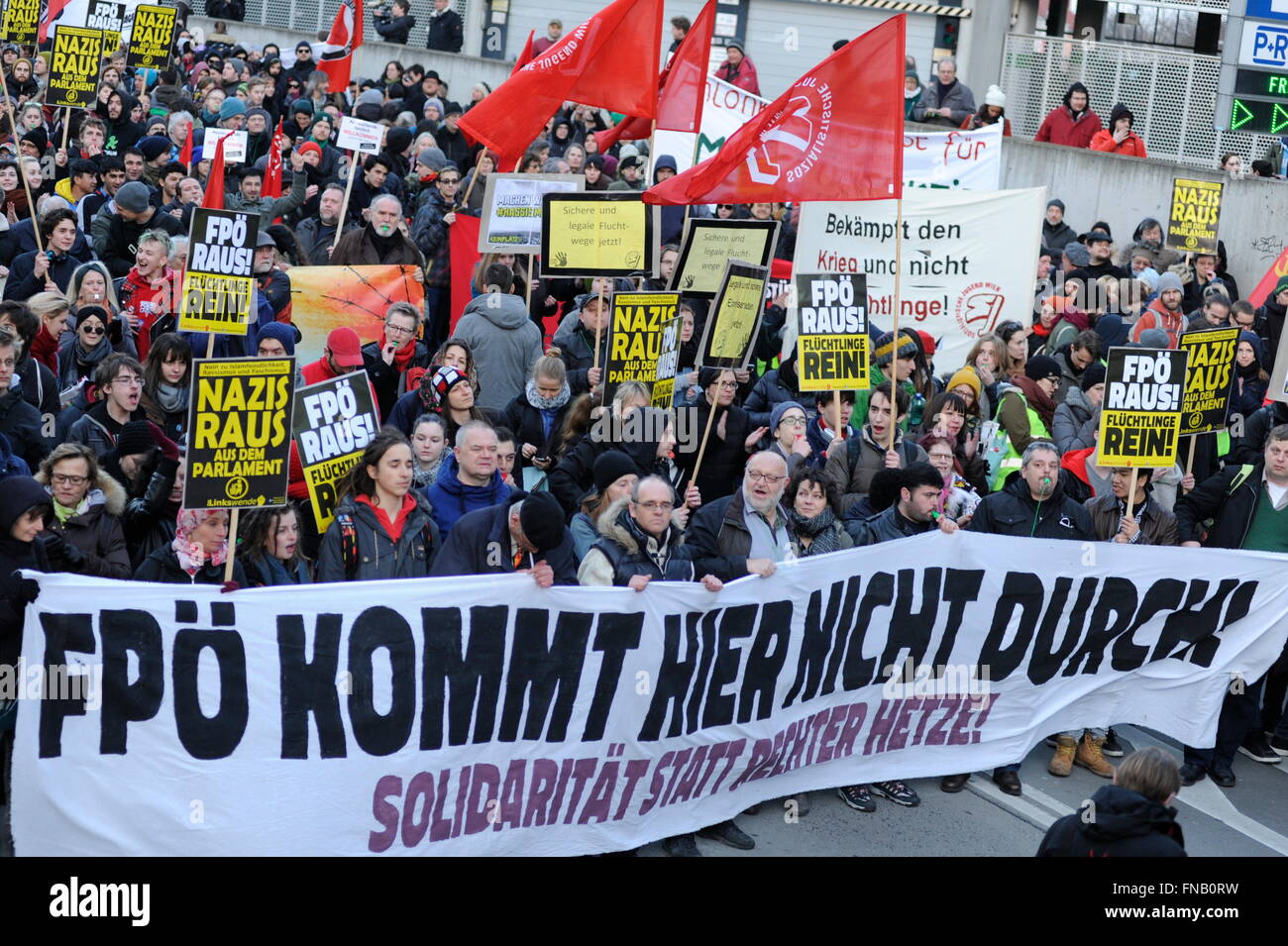 Wien, Österreich. 14. März 2016. Die Demonstration gegen die Freiheitliche Partei Österreichs (FPÖ) läuft unter dem Motto "Flüchtlinge willkommen heißen". Banner mit der Aufschrift „FPÖ kann hier nicht durchkommen“. Wien, Österreich, 14. März 2016. Kredit: Franz Perc/Alamy Live News Stockfoto