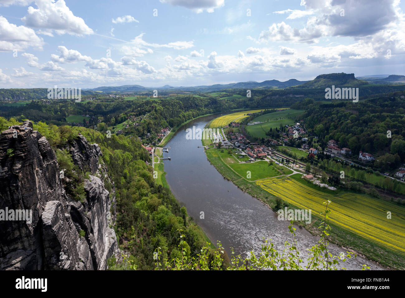 Blick auf Rathen von der Bastei über das Elbtal, Elbsandsteingebirge, Sächsische Schweiz, Sachsen, Deutschland Stockfoto