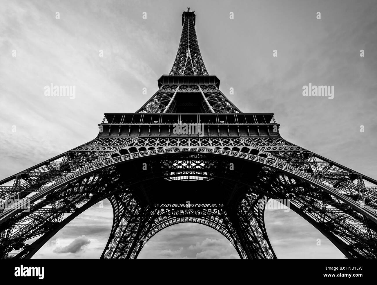 Niedrigen Winkel Blick auf Eiffelturm, Paris, Frankreich Stockfoto