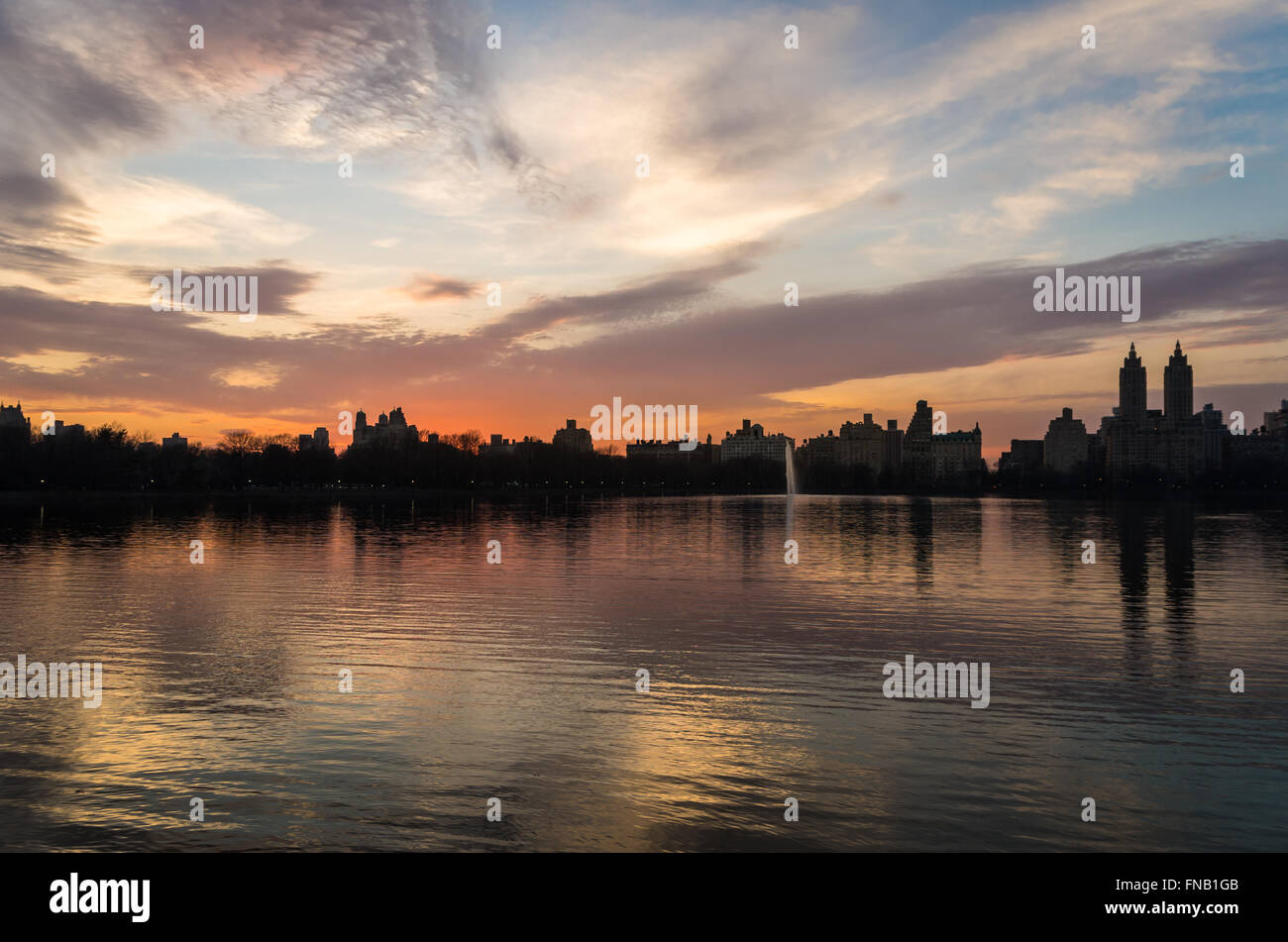 Blick von der Upper West Side, darunter die berühmten Türme der Eldorado, über den Central Park-Stausee bei Sonnenuntergang. Stockfoto