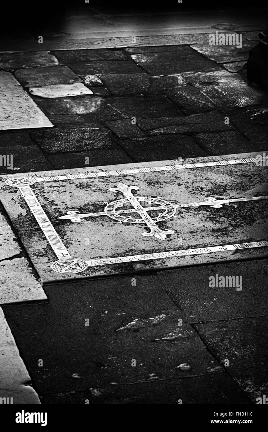 Schwarzen Purbeck Ledger mit viktorianischen Messing Intarsien Kreuz auf dem Boden der Retrochor. Wells Cathedral. VEREINIGTES KÖNIGREICH. Schwarz / weiß Stockfoto