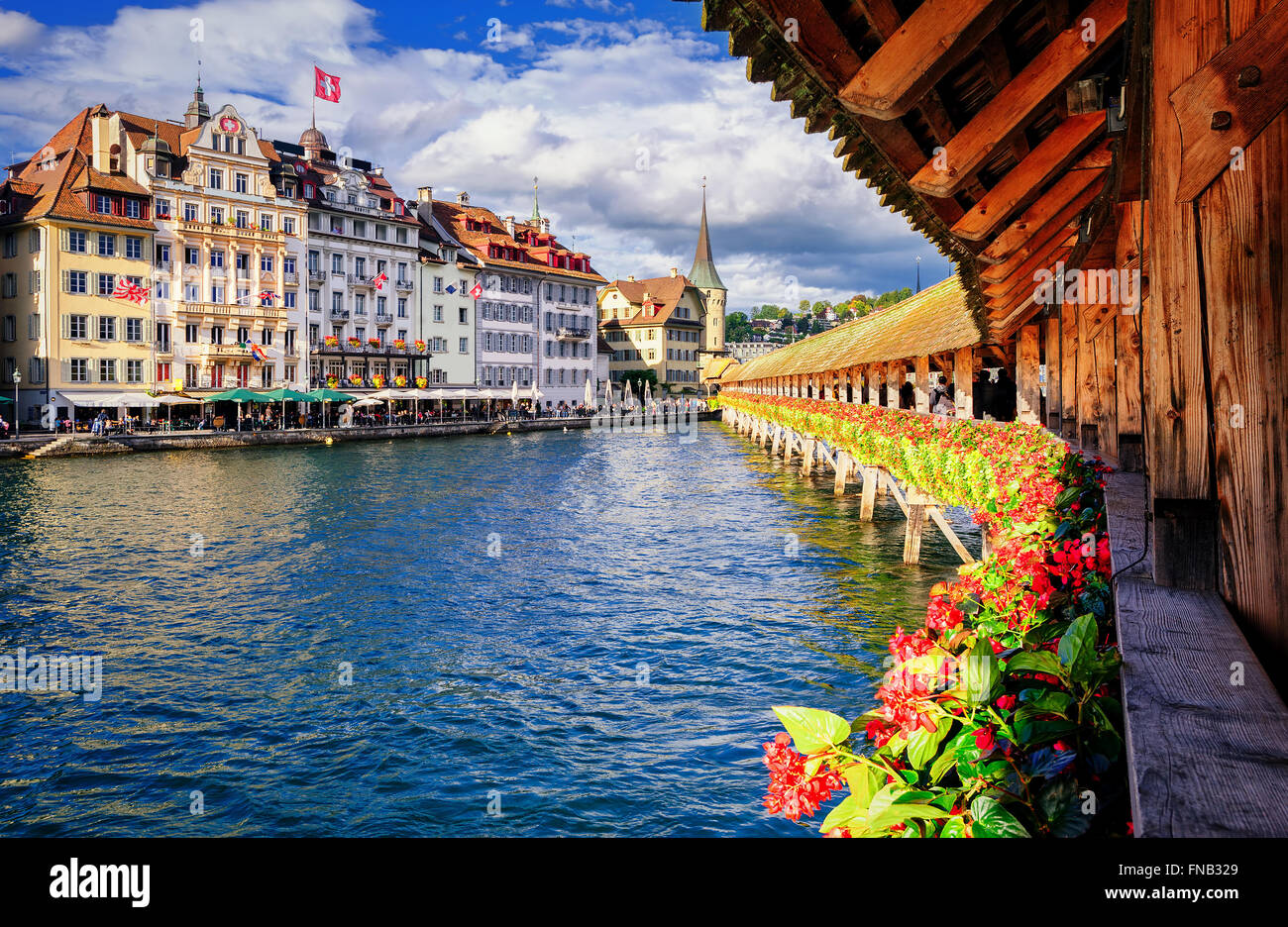 Luzern, Schweiz, Ansicht von der berühmten hölzernen Kapelle Brücke zur Altstadt Stockfoto