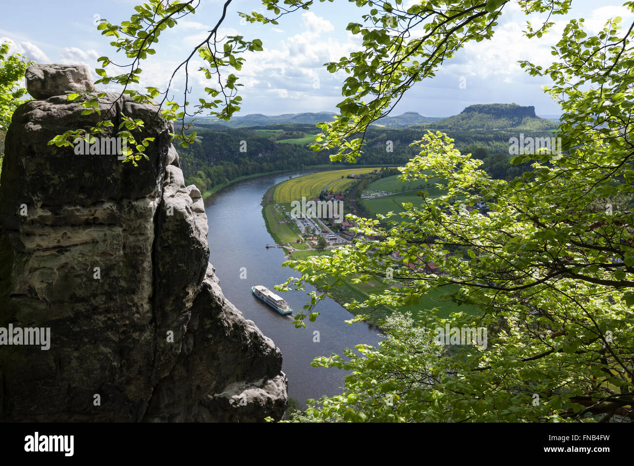 Blick von der Bastei über das Elbtal, Elbsandsteingebirge, Sächsische Schweiz, Sachsen, Deutschland Stockfoto