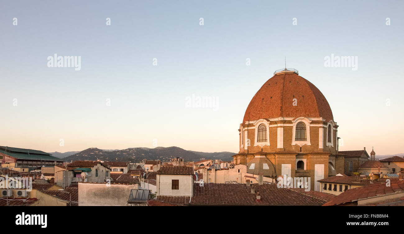 Auf der Dachterrasse-Blick auf die Medici-Kapelle in Florenz im Abendlicht mit textfreiraum in den klaren Himmel, bei Bedarf erfasst. Stockfoto