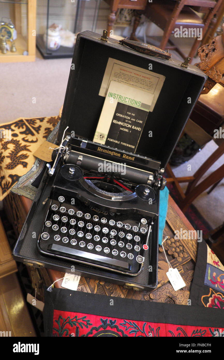 Vintage Alte Altmodische Remington Rand Modell 1 Reiseschreibmaschine Für  Verkauf In Einem Antiquitätengeschäft Stockfotografie - Alamy