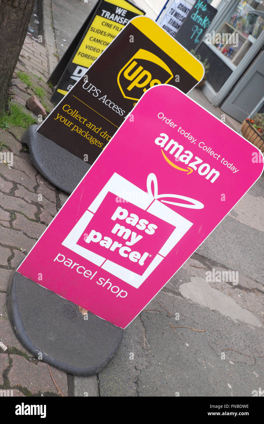 Amazon Pass My Parcel Schild eine Sammlung Pickup Paket-Shop in Leominster Herefordshire UK Stockfoto
