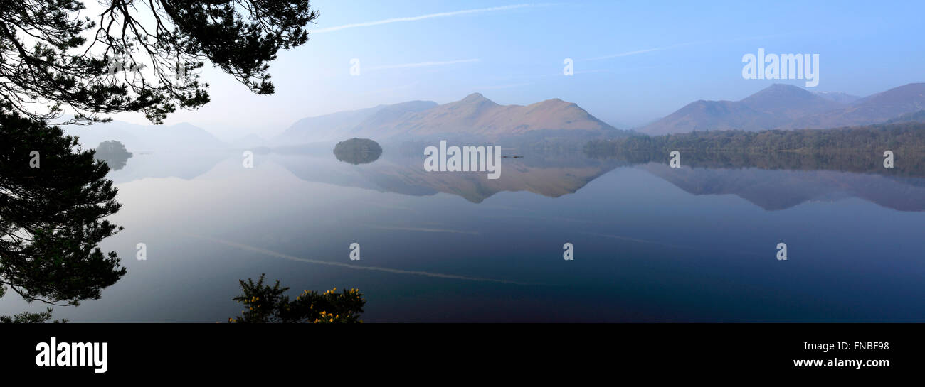 Nebligen Morgenlicht über Derwentwater See, Keswick, Lake District Nationalpark, Grafschaft Cumbria, England, UK Stockfoto