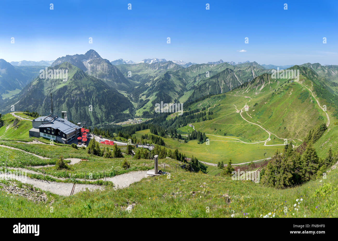 Blick vom Walmendinger Horn im Kleinwalsertal in Österreich in der Bergstation der Walmendingerhornbahn in den Süden Stockfoto