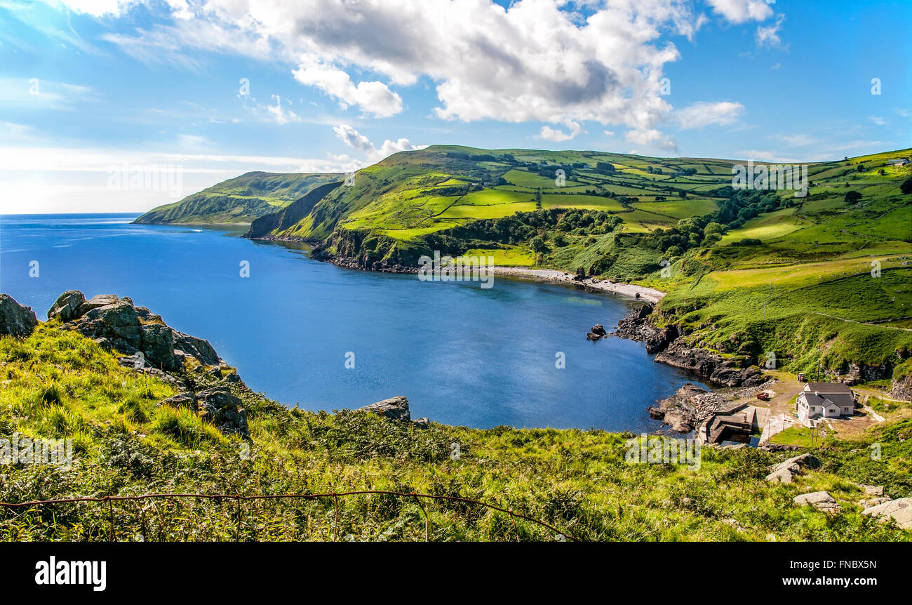 Nordküste, eine Bucht und ein kleiner Hafen in County Antrim, Nordirland, Vereinigtes Königreich Stockfoto