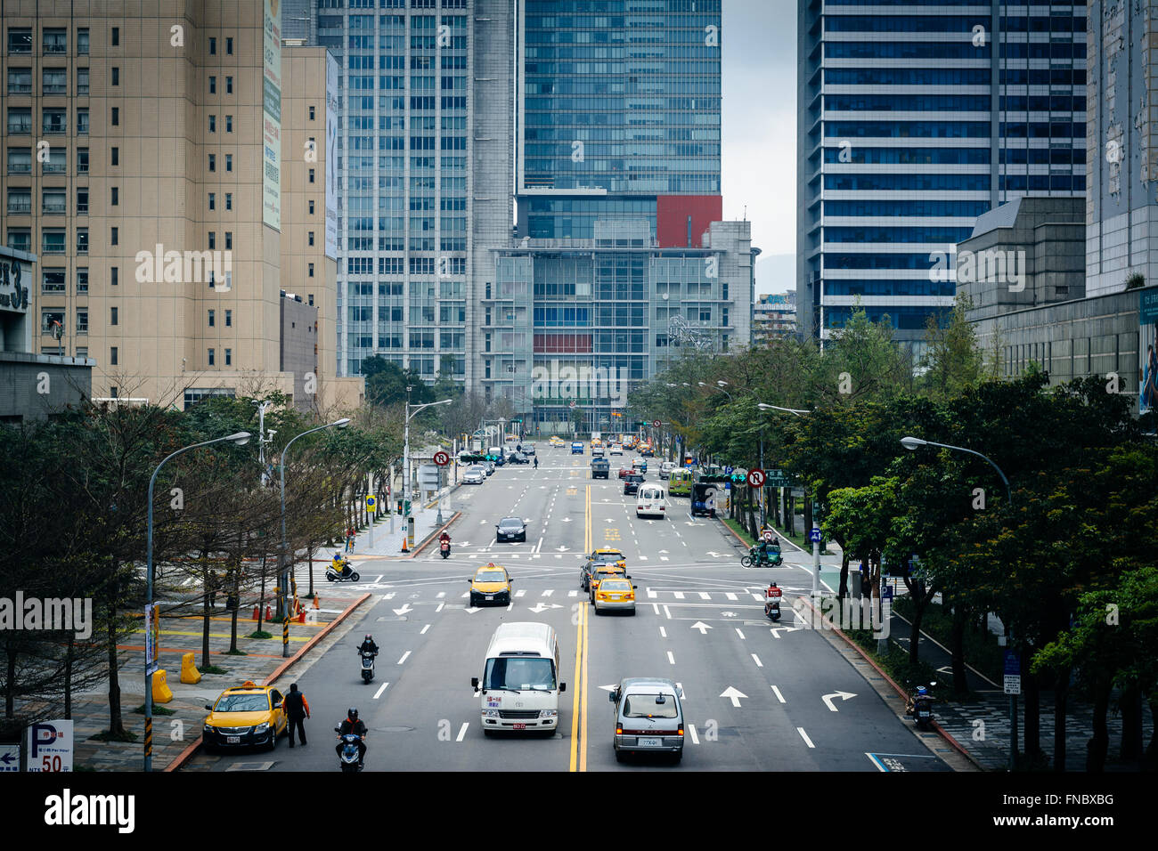 Blick auf Verkehr auf Songzhi Road, in der Xinyi District, Taipei, Taiwan. Stockfoto