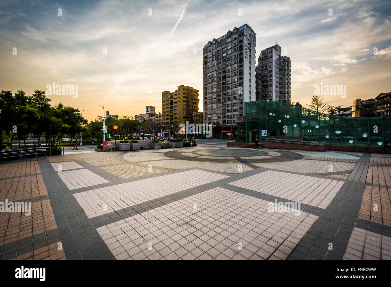 Park und Gebäude bei Sonnenuntergang in Banqiao in New Taipei City, Taiwan. Stockfoto
