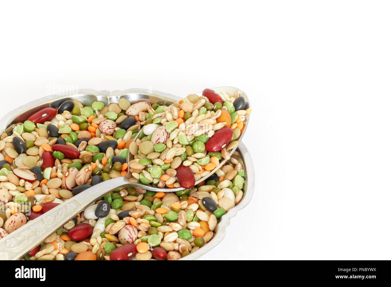 Gemischte getrocknete Hülsenfrüchte und Getreide in Schüssel isoliert auf weißem Hintergrund Stockfoto