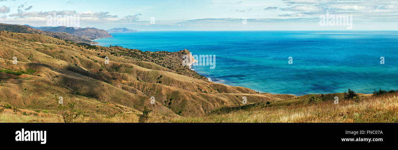 Blaues Meerwasser im Frühjahr. Meer Küste der Krim, genäht Panorama Stockfoto