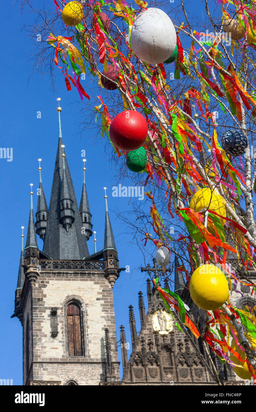 Osterbaum dekoriert mit farbigen Eiern auf dem Prager Altstädter Platz Prag Tschechische Republik Europa Osterwelt Europa Stockfoto