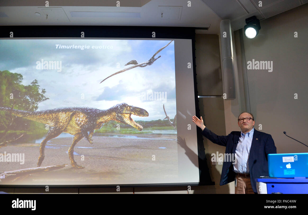 Washington, DC, USA. 14. März 2016. Hans Sues, Vorsitzender der Abteilung Paläobiologie an des Smithsonian National Museum of Natural History, spricht über eine neue Dinosaurier, Timurlengia Euotica, auf einer Pressekonferenz in Washington, DC, USA, 14. März 2016. Wissenschaftler sagte am Montag die versteinerten Überreste eines neuen Pferd mittlere Dinosauriers, die aufgedeckt haben entdeckt wie Tyrannosaurus Rex (T. Rex) wurde zu einem der Top-Räuber der Erde vor etwa 70 bis 80 Millionen Jahren. Bildnachweis: Yin Bogu/Xinhua/Alamy Live-Nachrichten Stockfoto