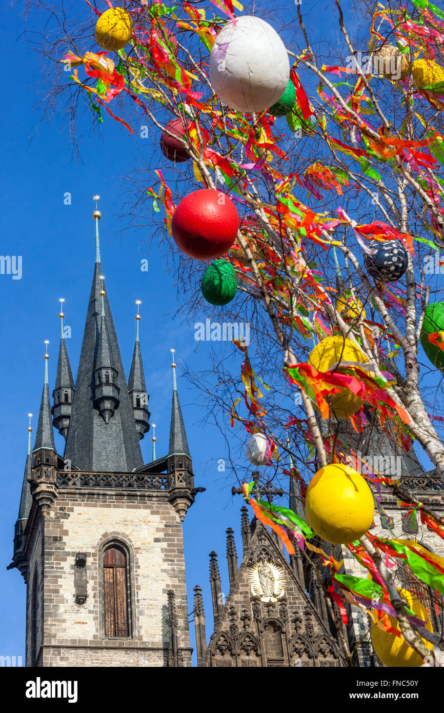 Tschechische Osterstadt Prag Altstädter Ring Tschechische Republik Europa Osterwelt Europäische Osterstadt geschmückter Baum Bunte Ostereier hängen mit Bändern Stockfoto