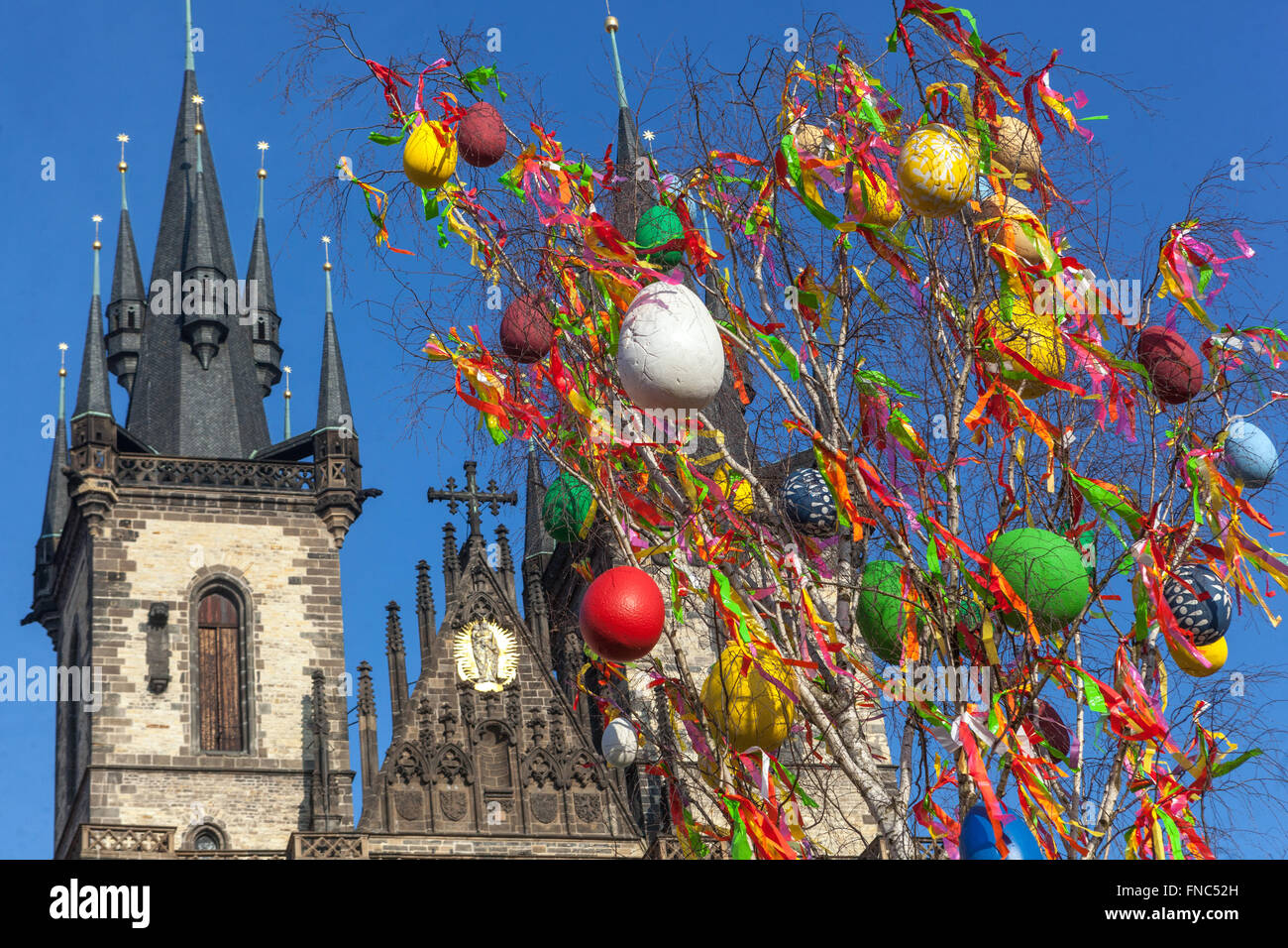 Prager Altstädter Ring während des Prager Ostermarktes Baum dekoriert farbige Eier und Bänder Tschechische Republik Osterwelt Stockfoto