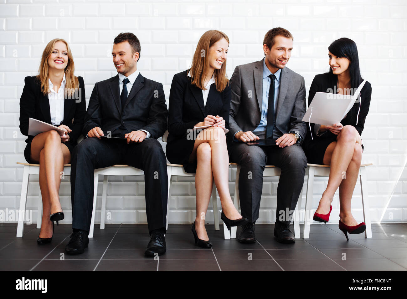 Gruppe von glücklich Geschäftsleute sitzen im Wartezimmer Stockfoto