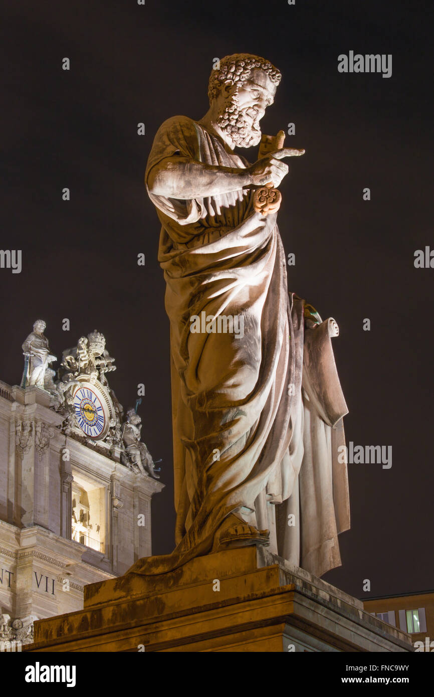 Rom - Petersstatue vor der Petersbasilika von Giuseppe de Fabris, 1840 Stockfoto