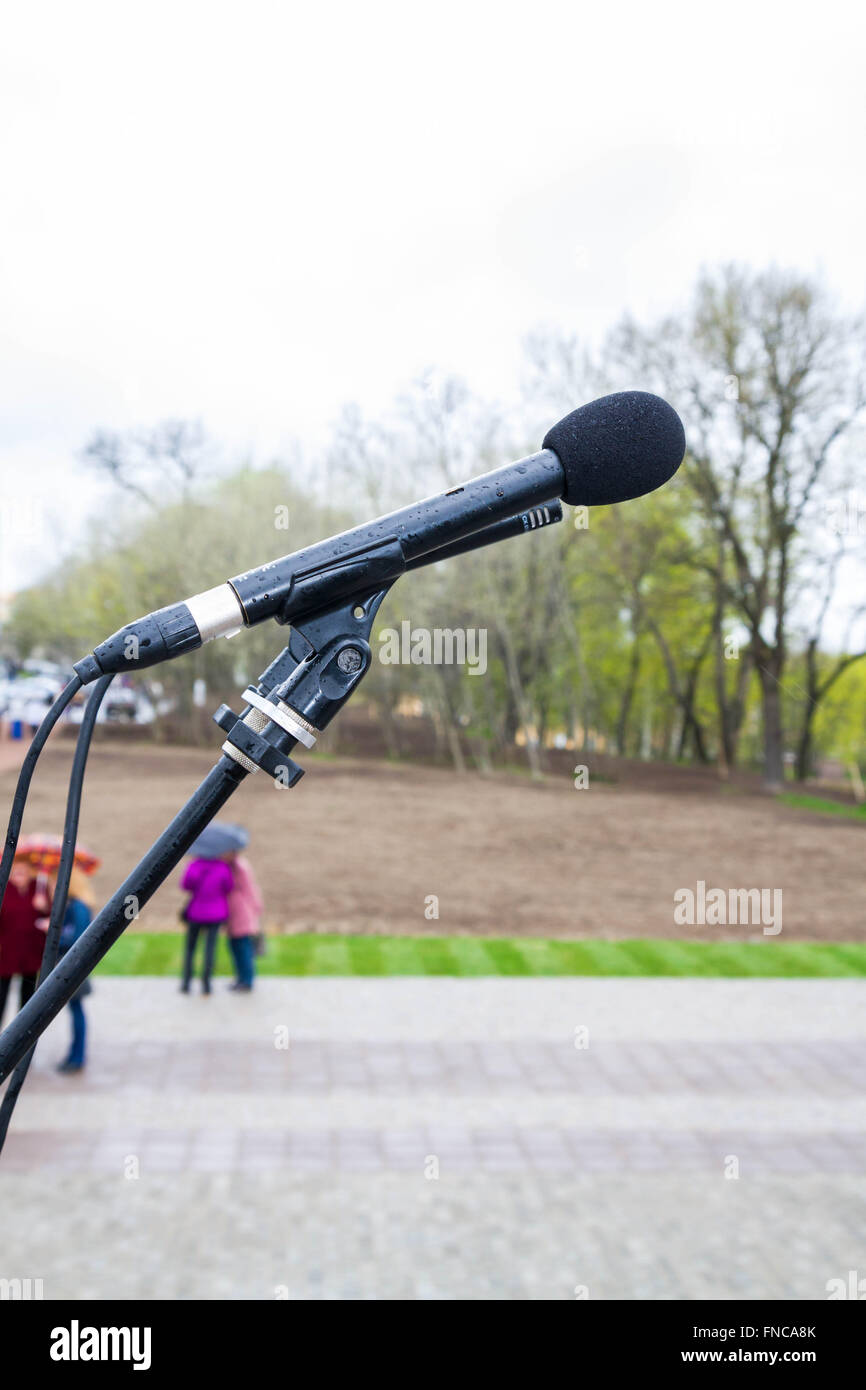 Schwarz Mikrofon auf der Straße bei der Veranstaltung Stockfoto