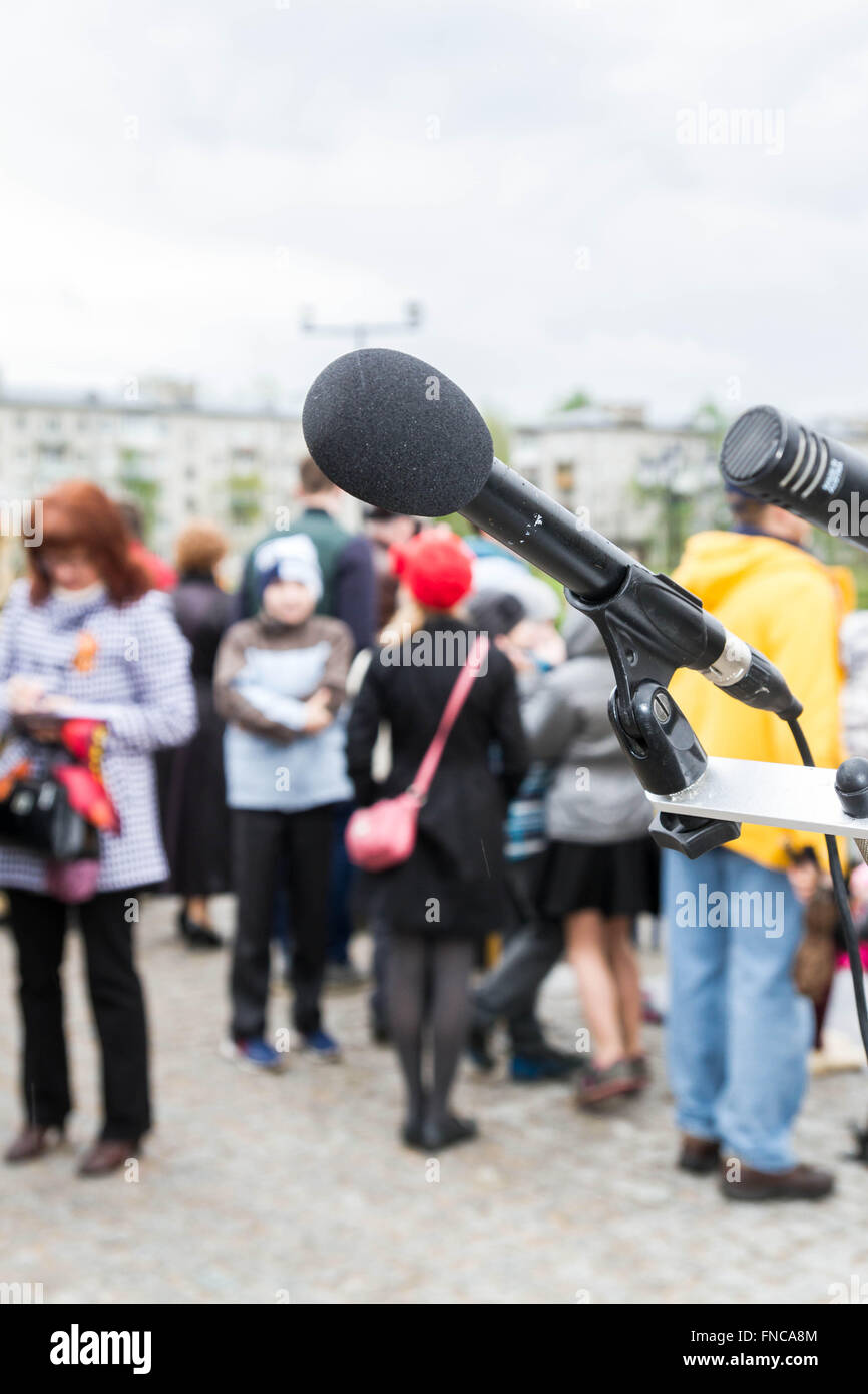 Schwarz Mikrofon auf der Straße bei der Veranstaltung Stockfoto